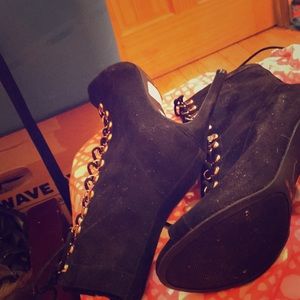 I am selling my high heels shoes